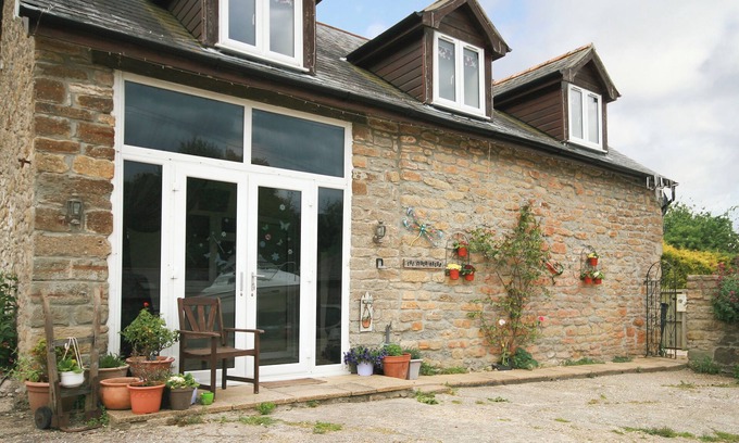 Bridport Cottage | Spacious 4 Bedroom Retreat in Watton by the Ocean