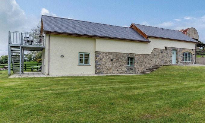 Cross Inn Cottage | Spacious 4 Bedroom Retreat in Cross Inn, Oceanfront Views