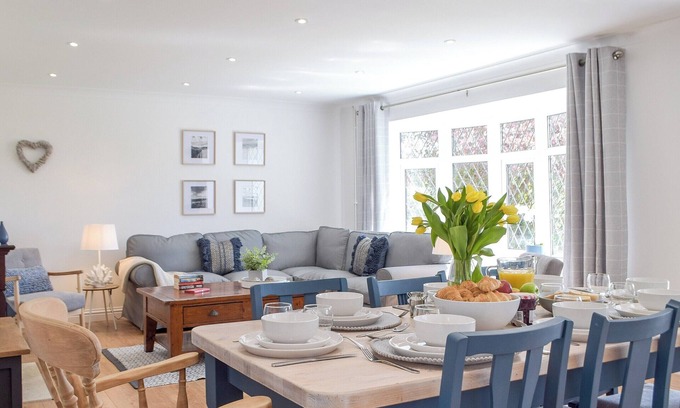 Lamphey Cottage | Ideal 4 Bedroom Retreat in Lamphey, Near Tenby