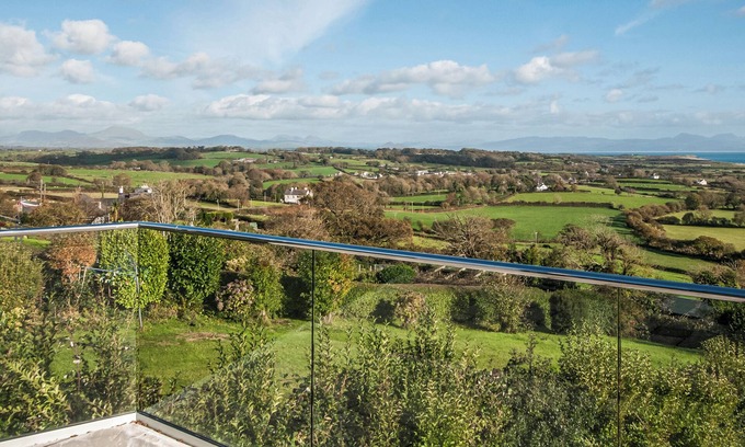 Rhyd-y-clafdy Cottage | Unwind with Breathtaking Views of Cardigan Bay & Snowdonia