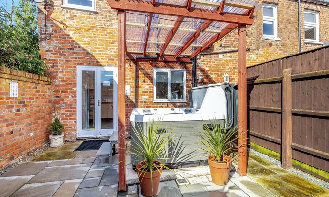 Wainfleet All Saints Cottage | Spacious 4 Bedroom Getaway Near Skegness with Ocean Views