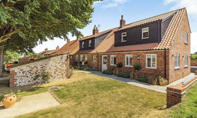 Thornham Cottage | Idyllic North Norfolk Retreat with Private Hot Tub & Ocean View