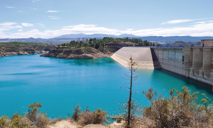 Fontanar House | Spacious 4-Bedroom Accommodation with Lake View in Fontanar