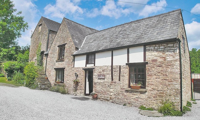 Blakeney Cottage | Perfect 4-Bedroom Retreat in Blakeney with Pet-Friendly Amenities