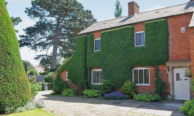 Grantham Cottage | Exceptional 4-Bedroom Retreat in Harlaxton, Near Grantham