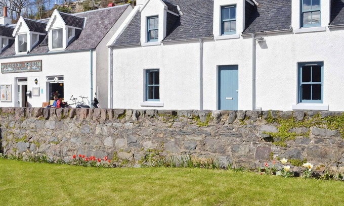 Plockton Cottage | Idyllic 4-Bedroom Retreat with Oceanfront Views in Plockton