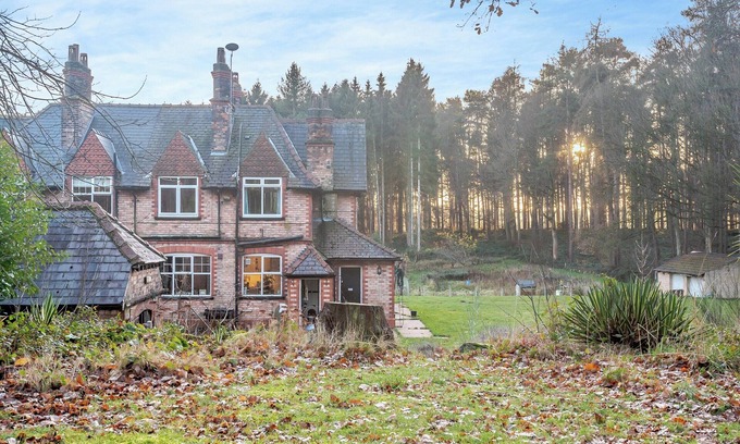 Clumber Park Cottage | Secluded Getaway with Ample Grounds and Family-Friendly Perks