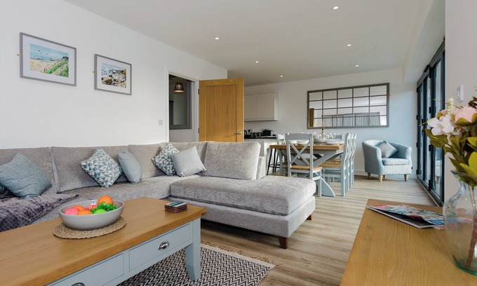 Ventnor House | Secluded Retreat with Ocean Views and Nearby Coastal Walks