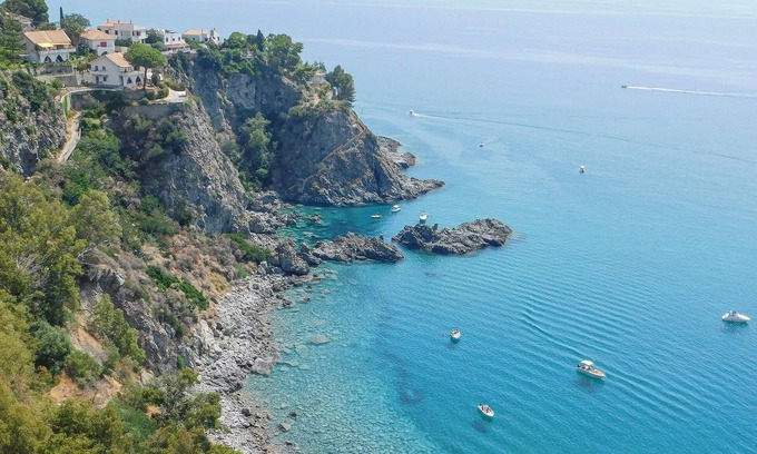 Santa Maria del Mare Torrazzo House | Spacious 4 Bedroom Retreat in Beautiful Stalettì