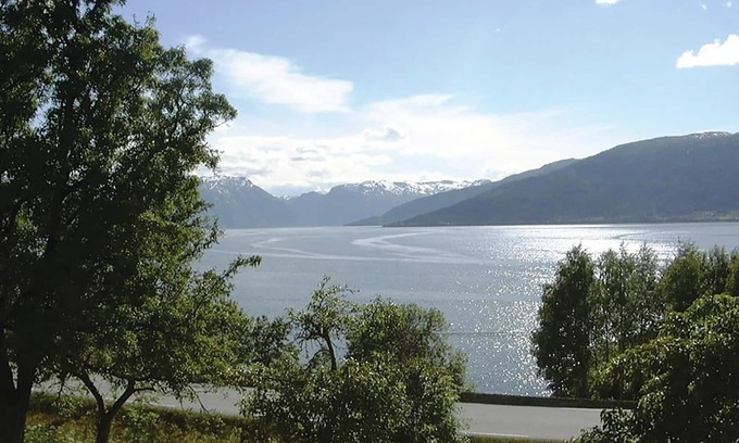 Vangsnes House | Family-Friendly 4 Bedroom Stay with Lake View in Vangsnes