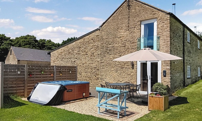 Aynho Cottage | Family-Friendly 4 Bedroom Retreat in Aynho with Spa & Hot Tub