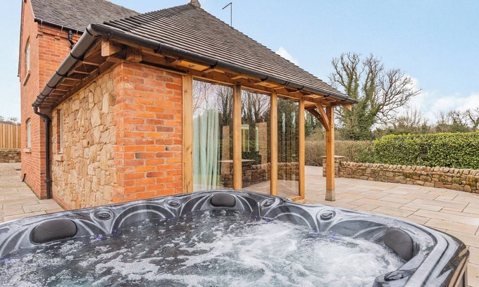 Ticknall Cottage | Spacious 4-Bedroom Retreat in Ticknall, Near Derby