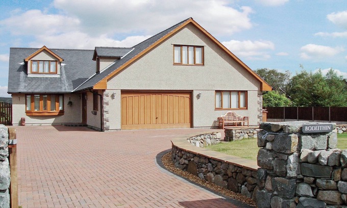 Harlech Cottage | Cozy 4 Bedroom Retreat in Harlech with Ocean Views