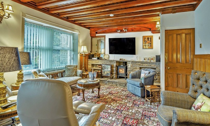Hawes Cottage | Explore 4 Bedroom Retreat in Scenic Hawes with Lake Views