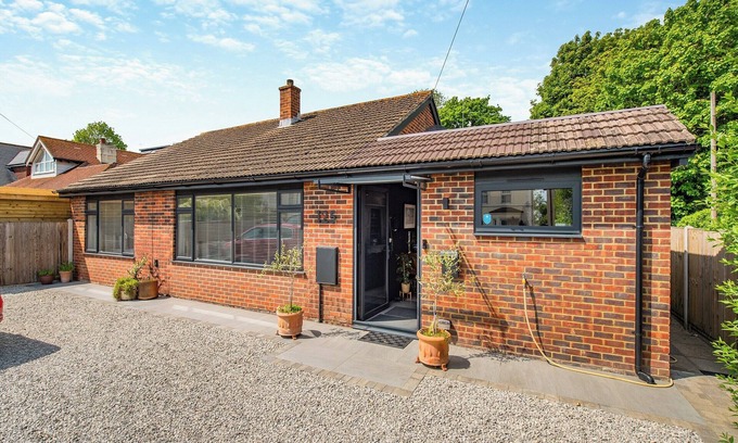 Etchinghill Cottage | Cozy 4-Bedroom Retreat with Ocean Views in Hythe