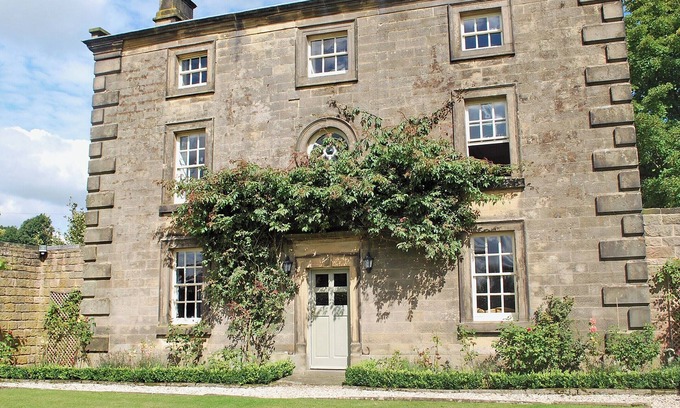 Birchover Cottage | Inviting 4-Bedroom Retreat in Matlock with Spa & Hot Tub
