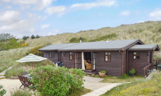 Sea Palling Cottage | Pet-Friendly 4 Bedroom Retreat with Ocean Views in Sea Palling