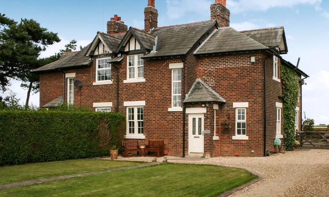 Wesham Cottage | Family-Friendly 4 Bedroom Retreat near Blackpool’s Beach