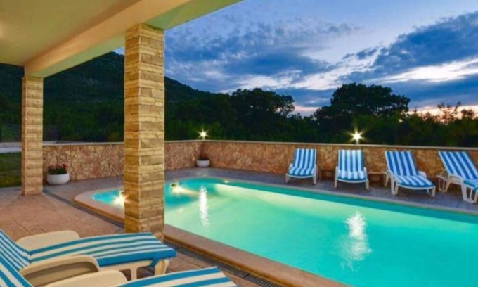 Klis House | Family-Friendly 4 Bedroom Retreat in Konjsko with Pool