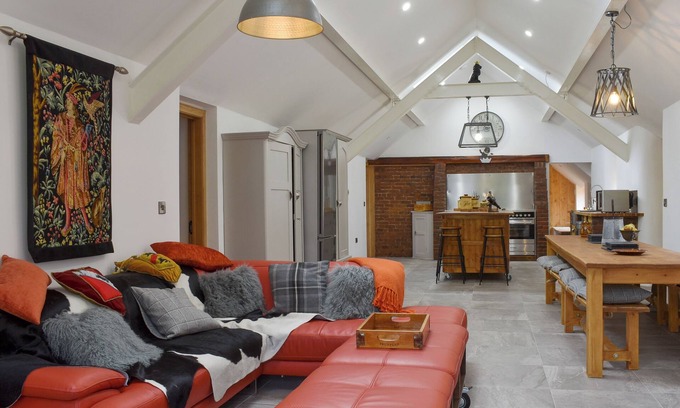Rhydymwyn Cottage | Spacious 4-Bedroom Retreat in Mold with Lake Views