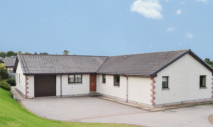 Nairn Cottage | Family-Friendly 4 Bedroom Retreat with Oceanfront Views
