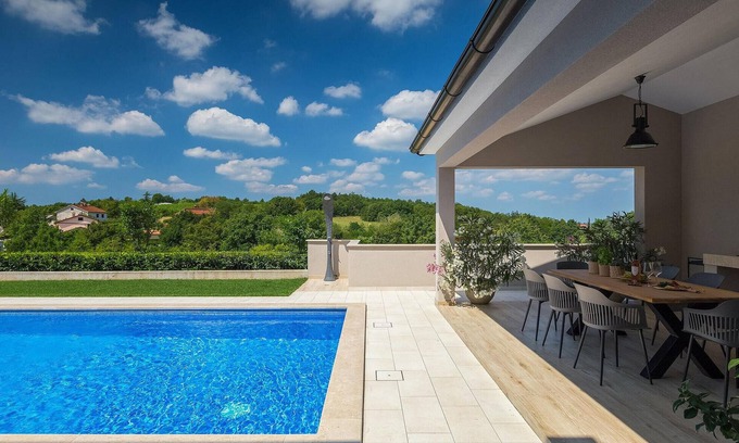 Lindar House | Family-Friendly 4 Bedroom Retreat in Pazin with Pool