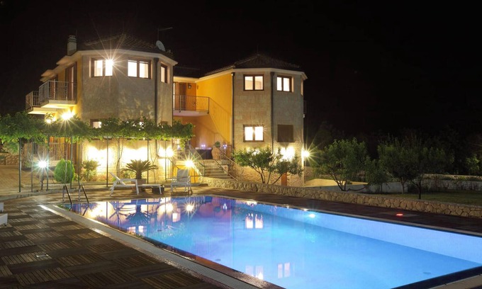 Cista Provo House | Family-Friendly 4 Bedroom Accommodation in Svib with Pool