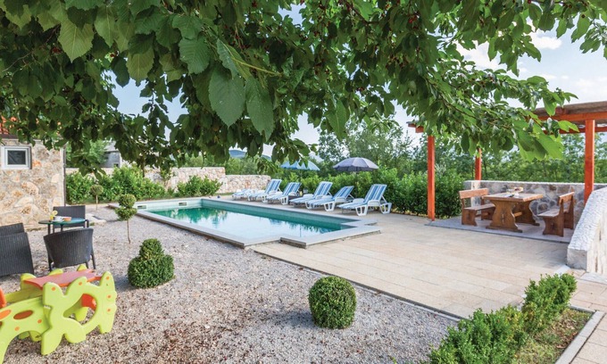 Trilj Apartment | Pet-Friendly 4 Bedroom Retreat with Private Pool in Ugljane