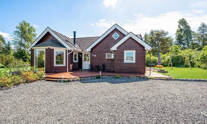 Farvang House | Cozy Cottage with Lake View, Spa & Child-Friendly Features