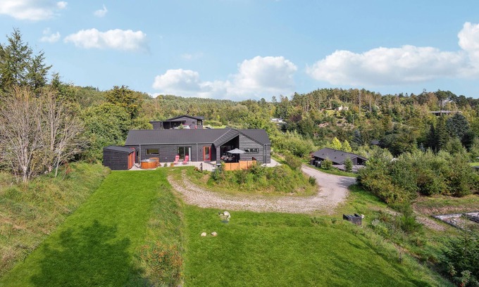 Femmøller House | Spacious 4 Bedroom Accommodation with Oceanfront Pool in Ebeltoft