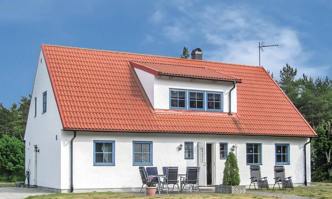 Kappelshamn House | Cozy Sea-Side Vacation Home with Lake View & Spa