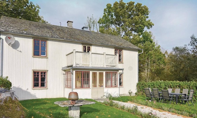 Annolfsbyn House | Charming Dalsland Cottage with Balcony and Lake Views