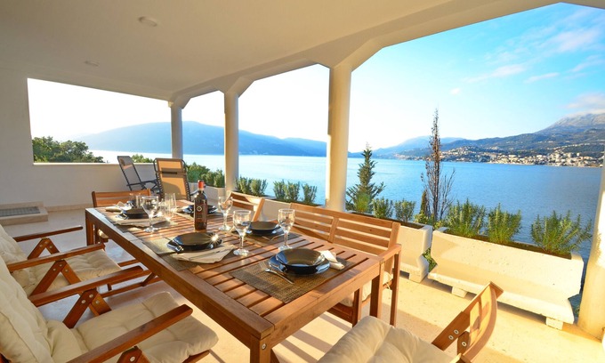 Rose House | 4-bedroom beachfront Villa in peaceful Rose with sea view