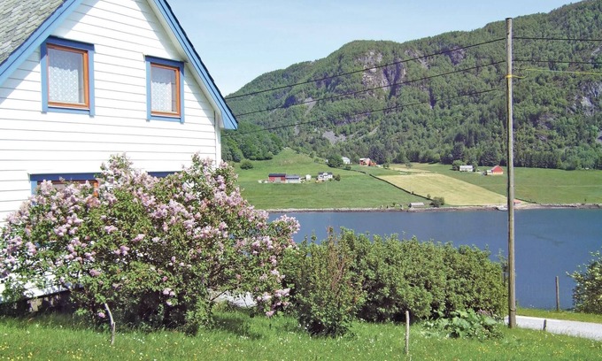 Hyllestad House | Cozy Cottage Retreat Near Skifjord with Lake View & Spa