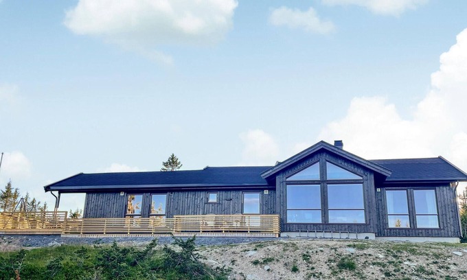 Ringsaker House | Idyllic Cottage Retreat with Lake View and Spa Amenities