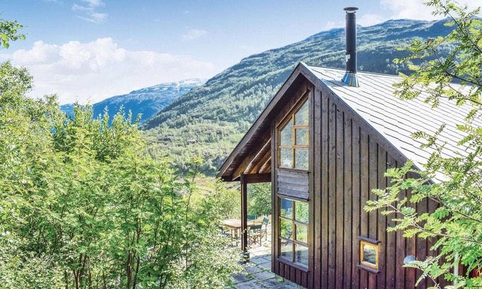 Roldal House | Exceptional 4 Bedroom Stay with Lake View in Røldal