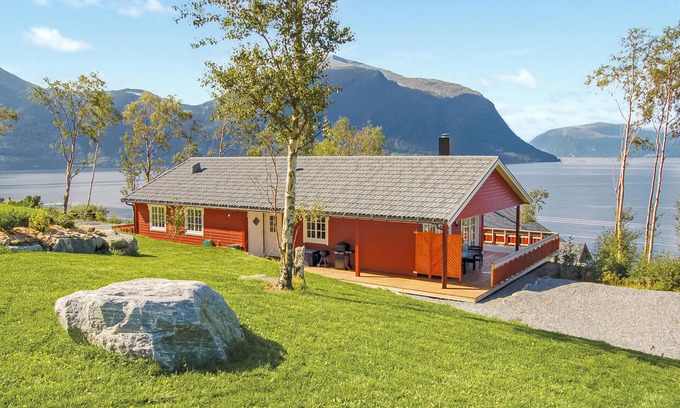 Hundeidvik House | Guest Rated 10/10: Serene 4 Bedroom Stay in Hundeidvik