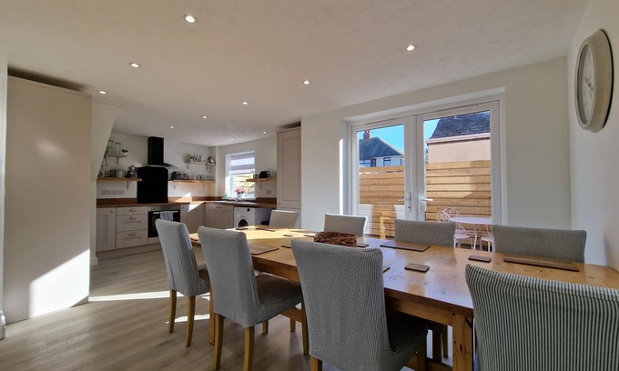 South Shore House | Family-Friendly 4 Bedroom Bentinck House with Kitchen
