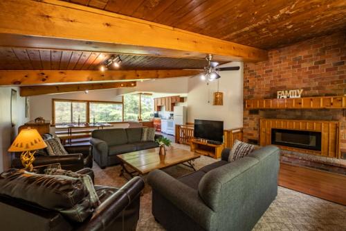 The Blue Mountains Ski Chalet | Relaxing 4 Bedroom Blue Mountain Chalet with Private Beach