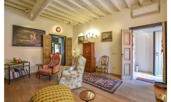 Old Town Apartment | Family-Friendly 4 Bedroom Apartment in Mantova, Rated 8.3