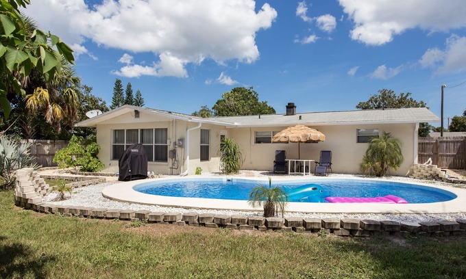 Tropic House | Ideal 4 Bedroom Getaway with Pool in Melbourne's Heart