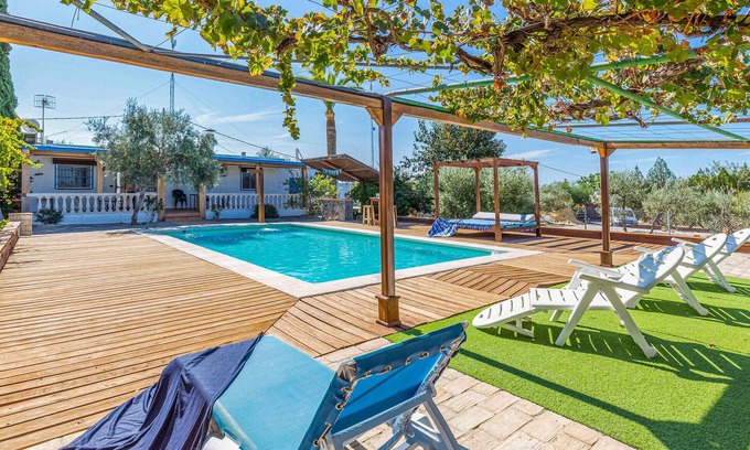 Arahal House | Spacious 4-Bedroom Stay in Arahal with Pool and Spa