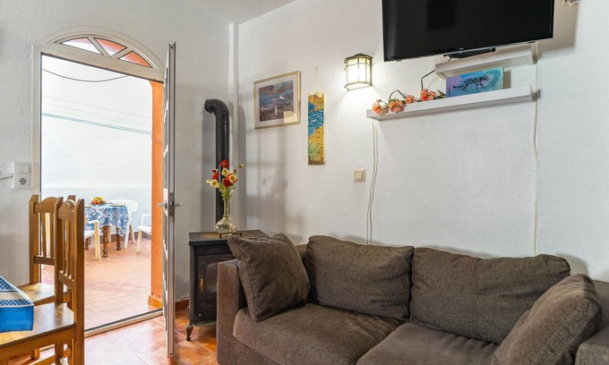 Facinas House | Spacious 4-Bedroom Retreat in Facinas with Spa & Kitchen