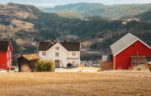 Lokken House | Comfortable 4 Bedroom Home in Svorkmo - Family & Pet Friendly