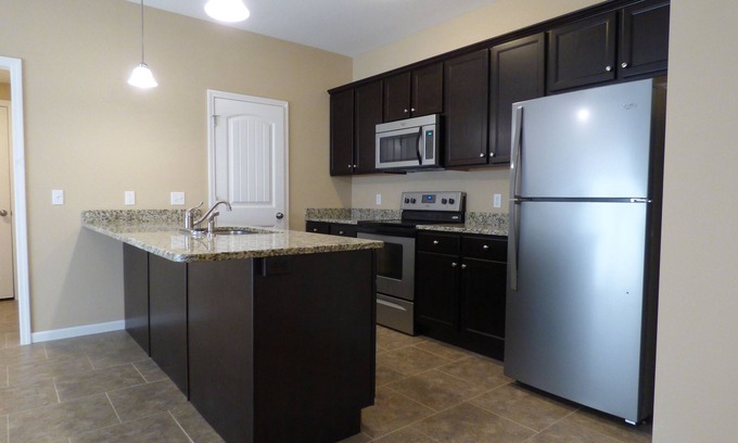 Columbia House | Budget-Friendly 4 Bedroom Downtown Retreat with Breakfast
