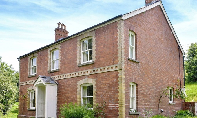 Longtown Cottage | Spacious 4-Bedroom Retreat in Newton St Margarets