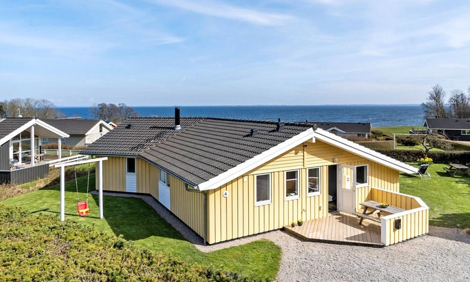 Mommark Strand House | Cozy Cottage with Ocean Views in Scenic Bellevue