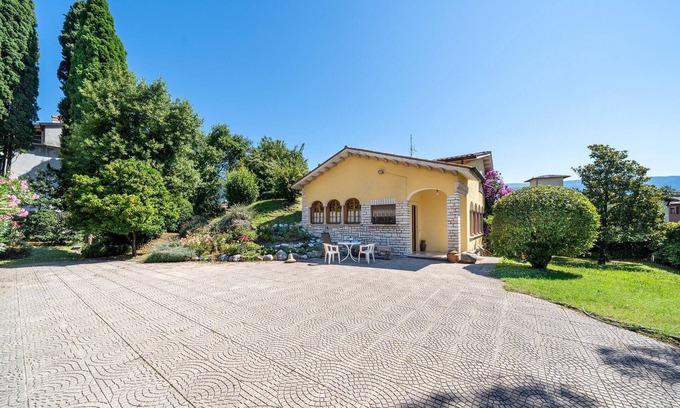 Bogliaco House | Spacious 4 Bedroom Accommodation with Lake View in Bogliaco