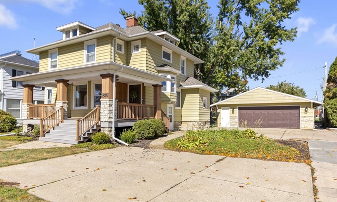 Marion House | Historic 4 Bedroom Marion Uptown Getaway with Breakfast