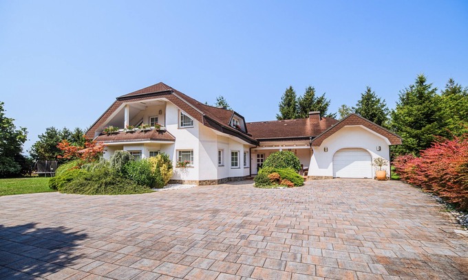 Brezice House | 4 Bedroom Holiday Home with BBQ Terrace and garden